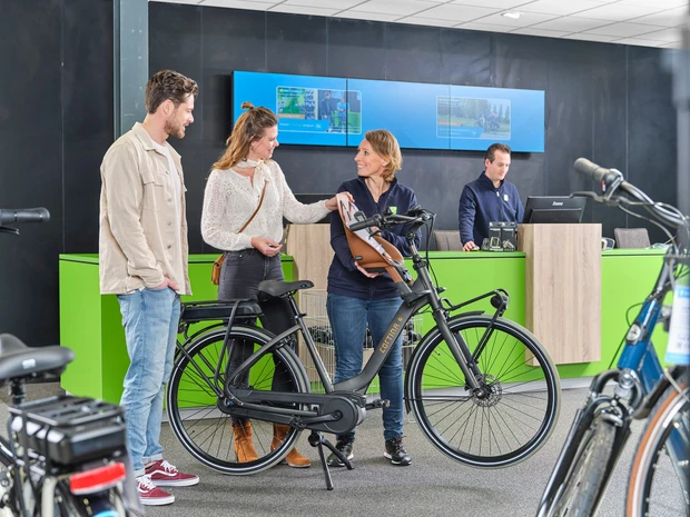 Fietsen zonder zorgen klant en medewerkers in winkel