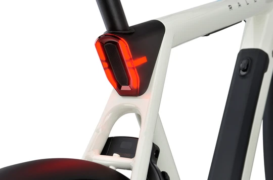 Raleigh one 2026 heren wit raleigh elektrische stadsfiets achterlicht