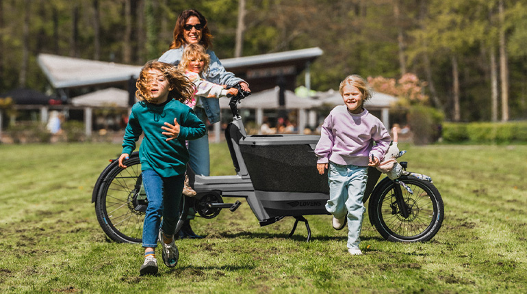 De paden op, de lanen in - het gemak van een elektrische bakfiets buiten de stad