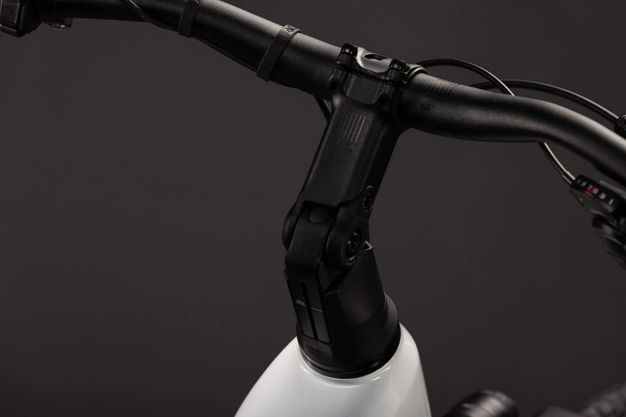 Cube touring hybrid one 600 dames wit cube elektrische hybride fietsen stuur