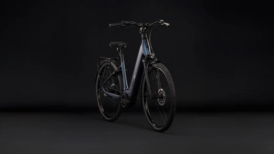 Cube supreme hybrid deluxe one 2027 dames blauw mat cube elektrischefietsen voorkant