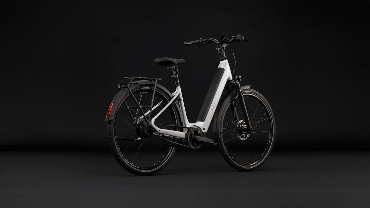 Cube supreme hybrid deluxe pro 2027 dames zilver mat cube elektrischefietsen achterkant