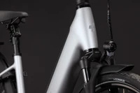 Cube supreme hybrid deluxe pro 2027 dames zilver mat cube elektrischefietsen detail