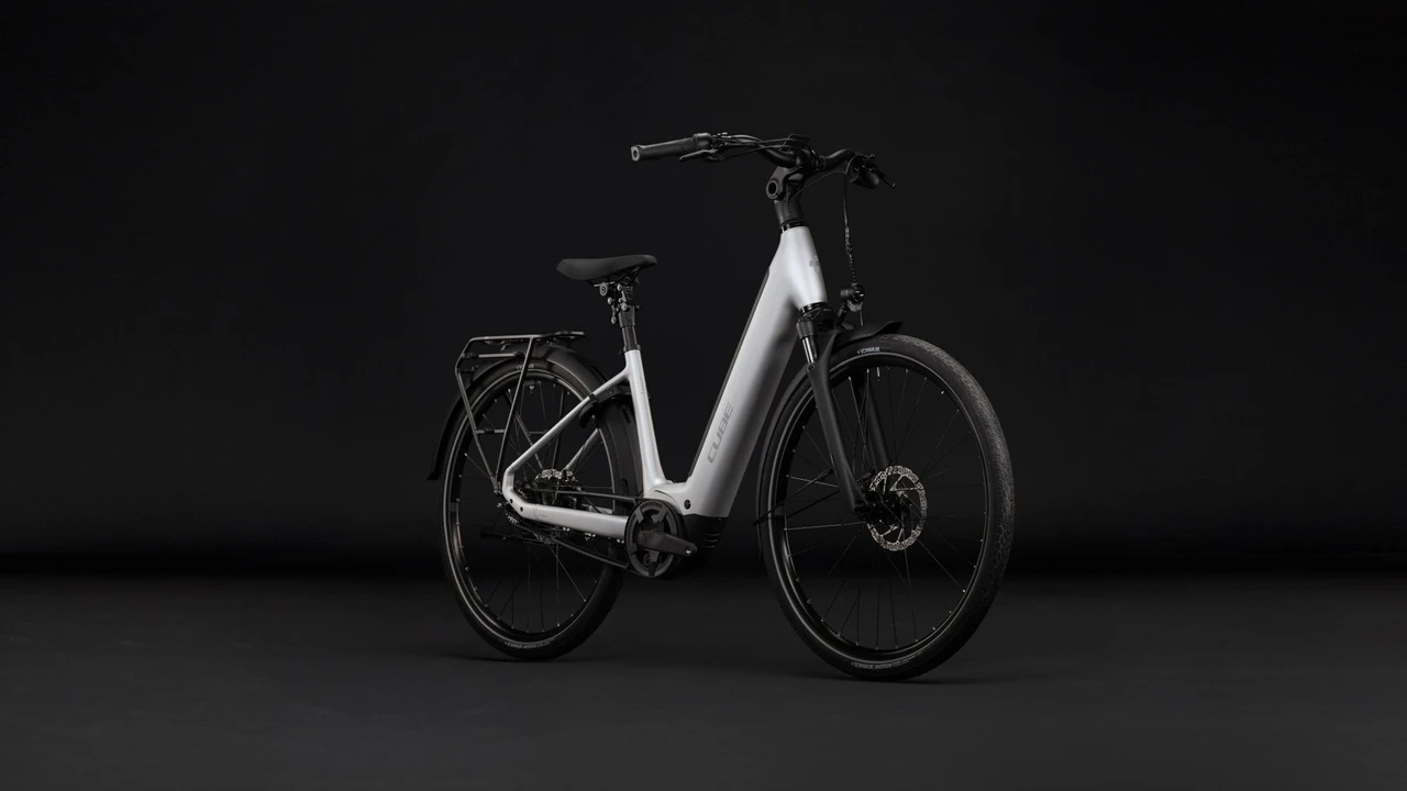 Cube supreme hybrid deluxe pro 2027 dames zilver mat cube elektrischefietsen voorkant