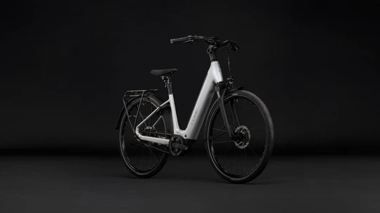 Cube supreme hybrid deluxe pro 2027 dames zilver mat cube elektrischefietsen voorkant