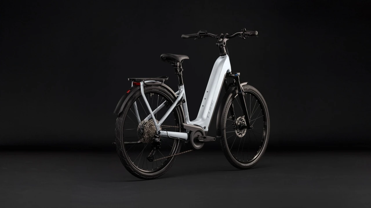 Cube kathmandu hybrid one 800 2027 dames zilver mat cube elektrische fietsen achterkant