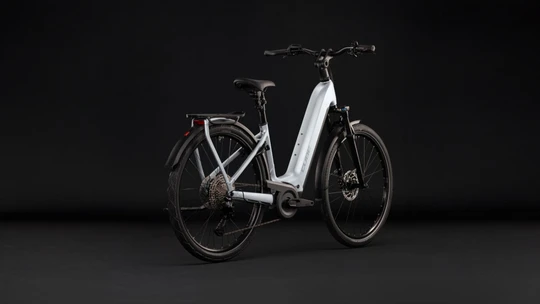 Cube kathmandu hybrid one 800 2027 dames zilver mat cube elektrische fietsen achterkant